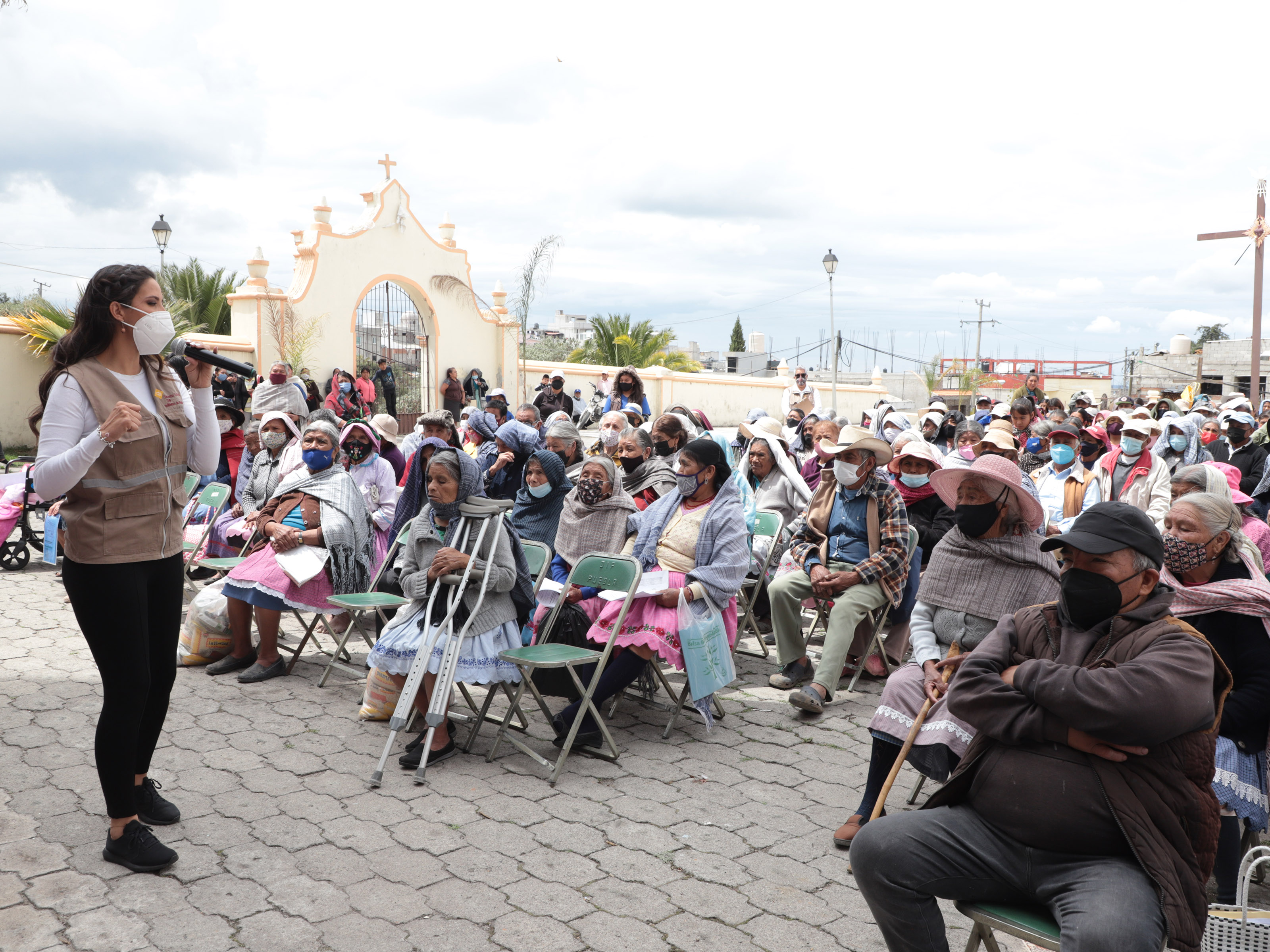En San Miguel Canoa, SEDIF entrega apoyos alimentarios a adultos mayores