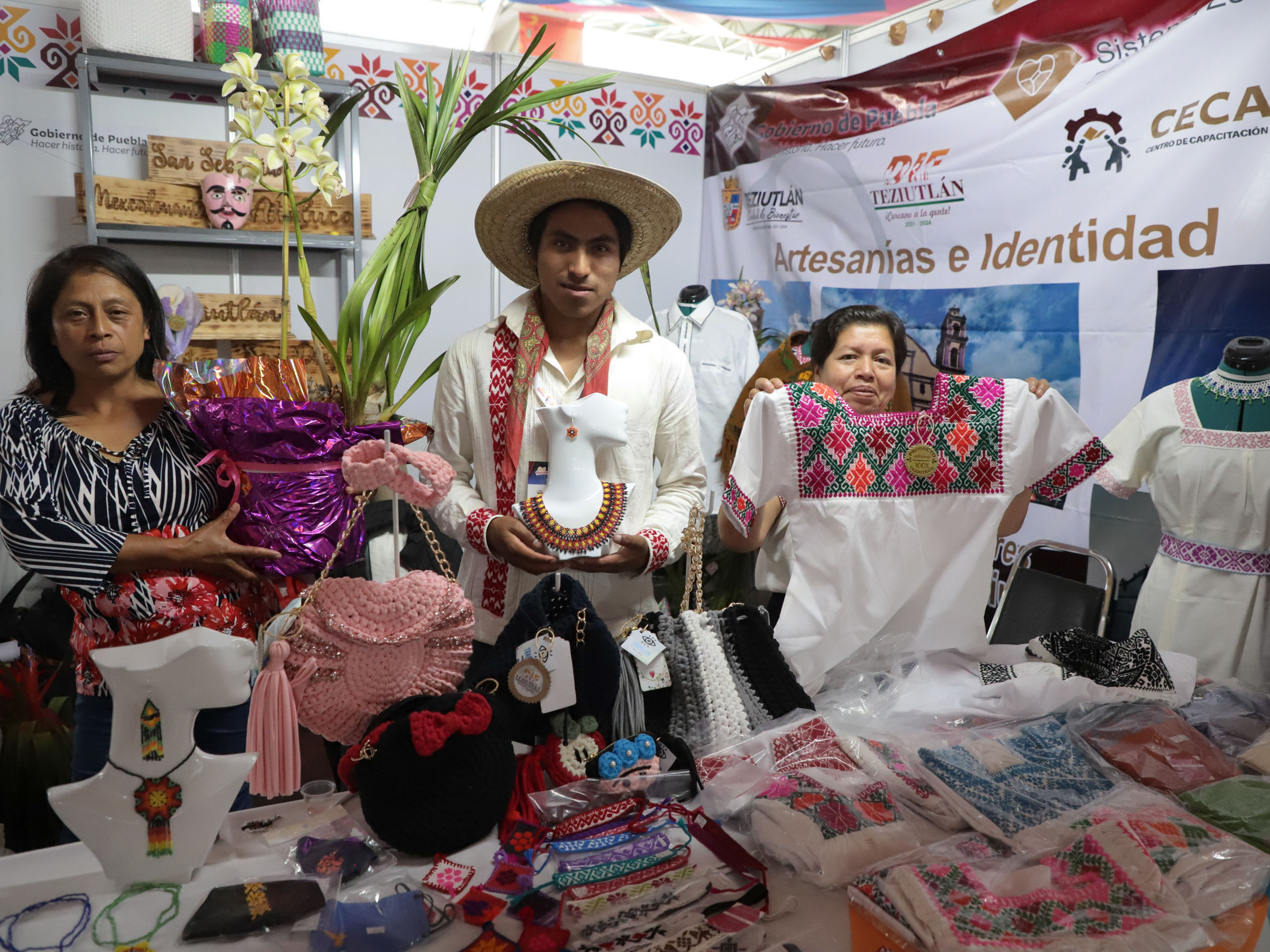 Apoya SEDIF a productores y artesanos con módulos en Feria de Puebla 2022