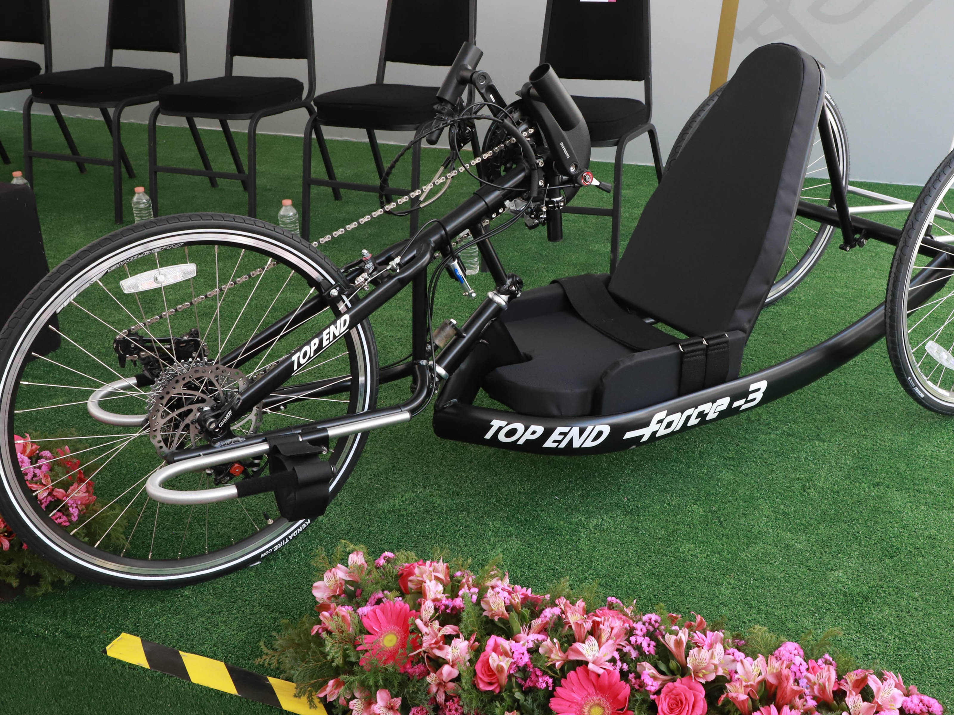 Entregan SEDIF y Salud bicicletas de mano a deportistas de alto rendimiento con discapacidad