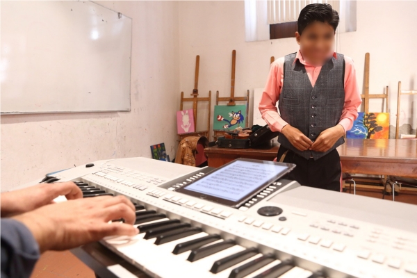 A través del canto, SEDIF mejora condición de adolescente con autismo y ceguera