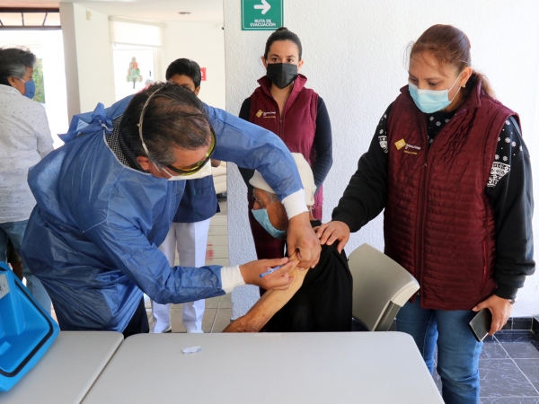 Aplica SEDIF vacunas contra la influenza en asilos