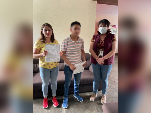 SEDIF entrega CURP y acta de nacimiento en Braille a adolescente de Teziutlán