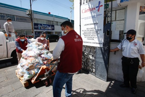 Beneficia SEDIF a 65 personas mayores de Cáritas con paquetes alimentarios