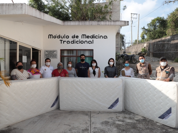 Entrega SEDIF colchones en módulos de medicina tradicional de hospitales regionales
