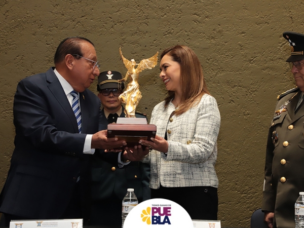 Recibe Gaby Bonilla galardón por labor altruista en Puebla