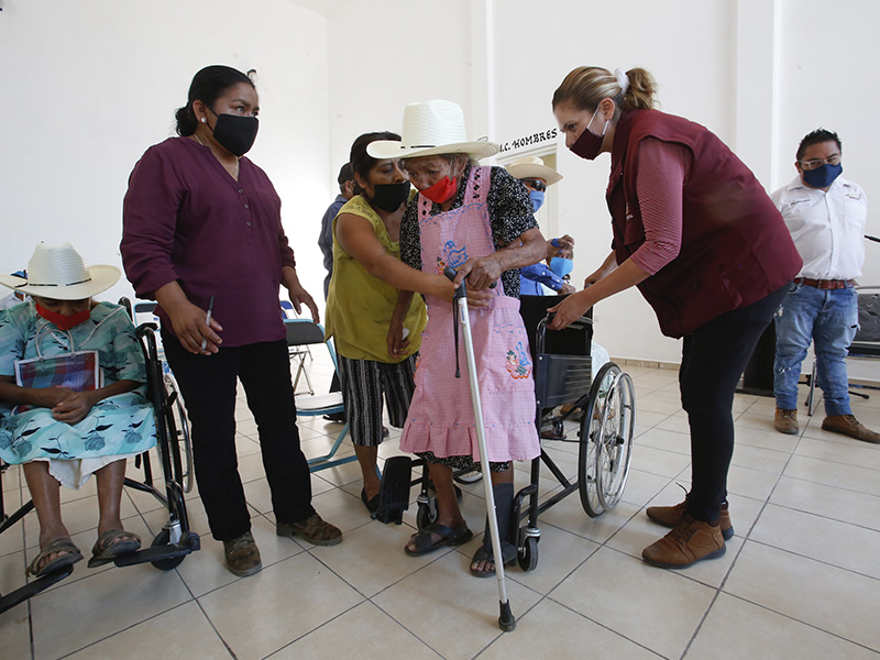 Atiende SEDIF a personas con discapacidad de Xayacatlán