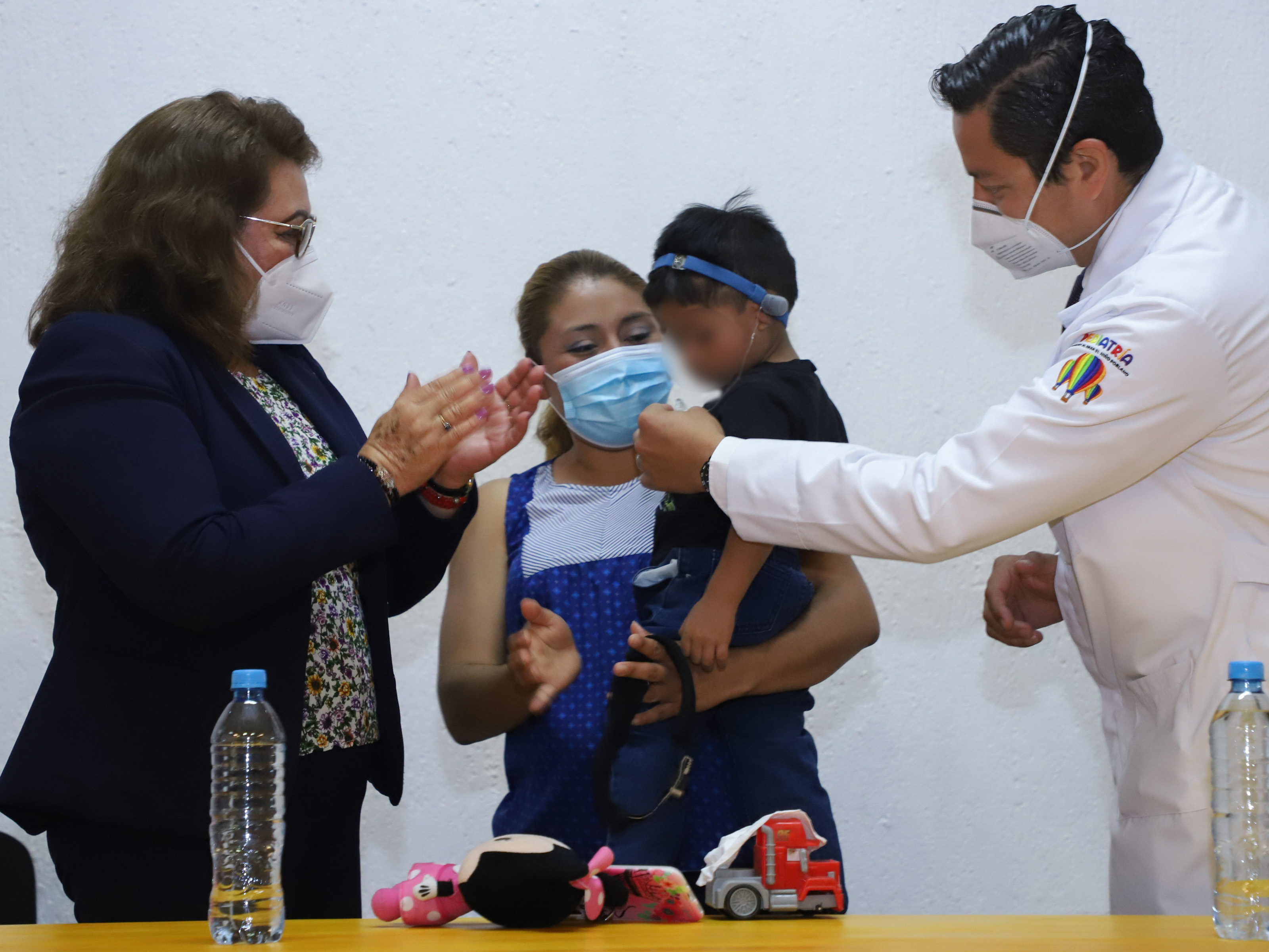 Benefician gobernador y presidenta del SEDIF a niño con padecimiento auditivo