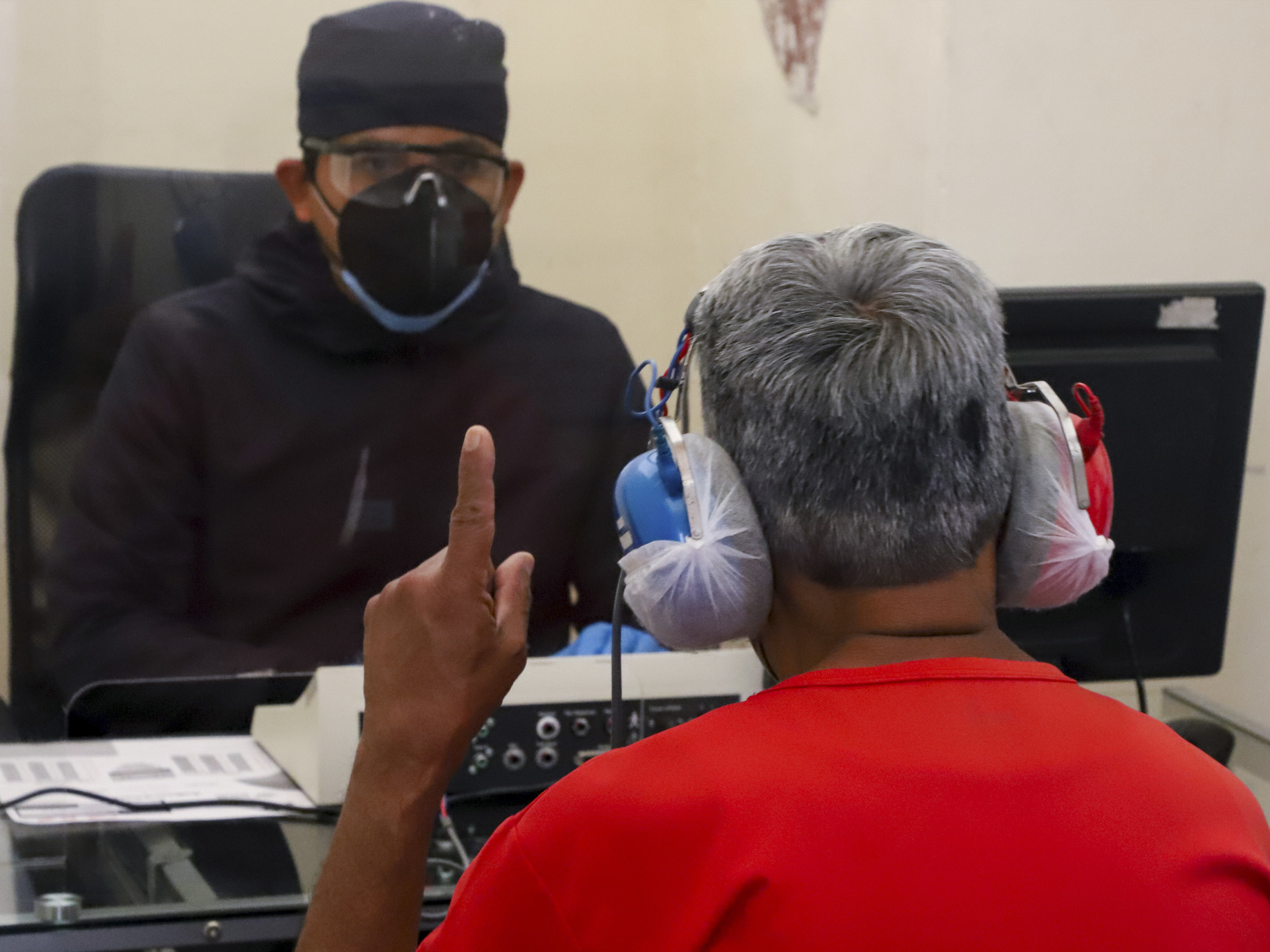Con auxiliares auditivos, SEDIF beneficia a personas de diversos municipios