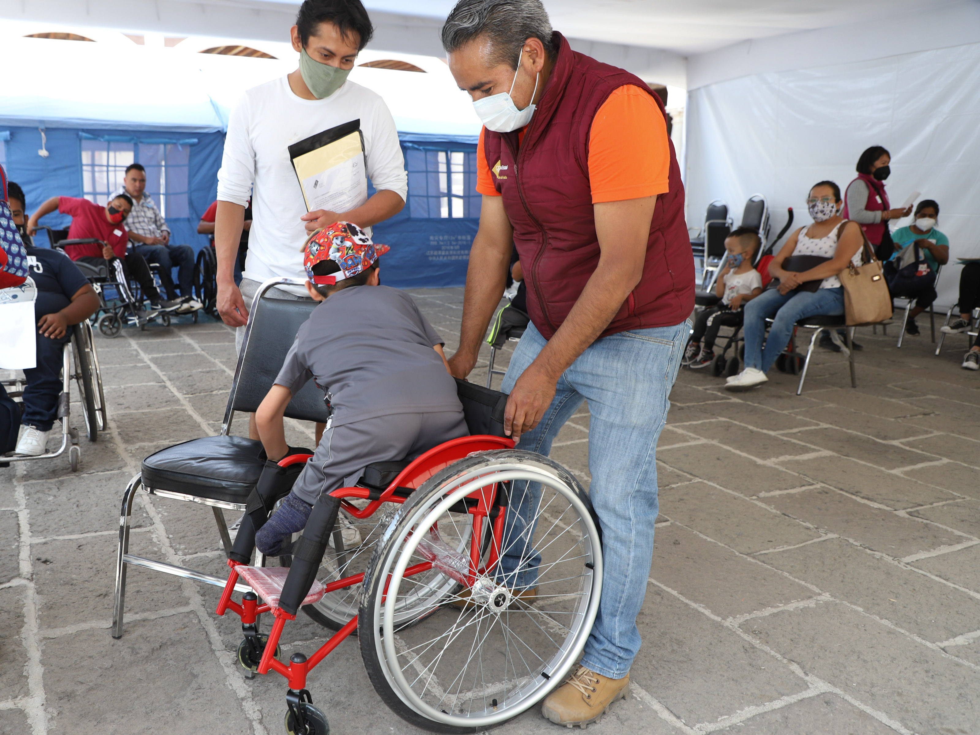 Cumple SEDIF con entrega de sillas de ruedas activas