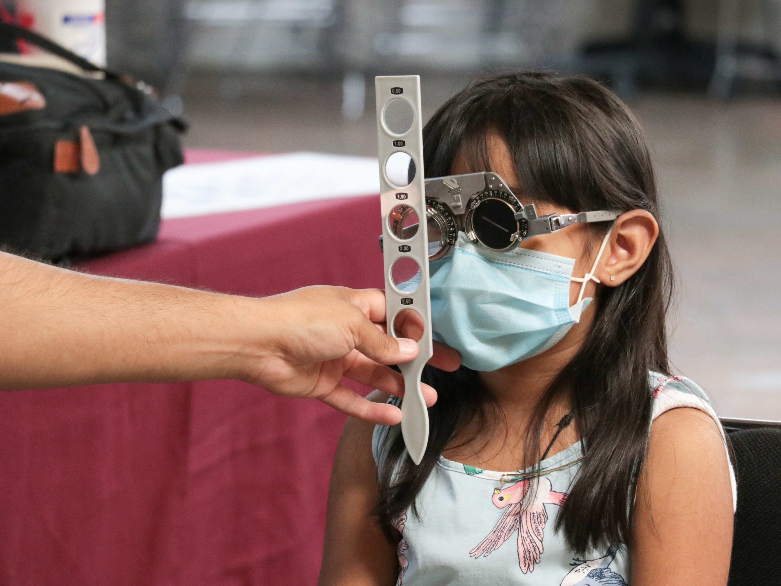 Con Jornada de Salud Visual, SEDIF beneficia a hijas e hijos de trabajadores