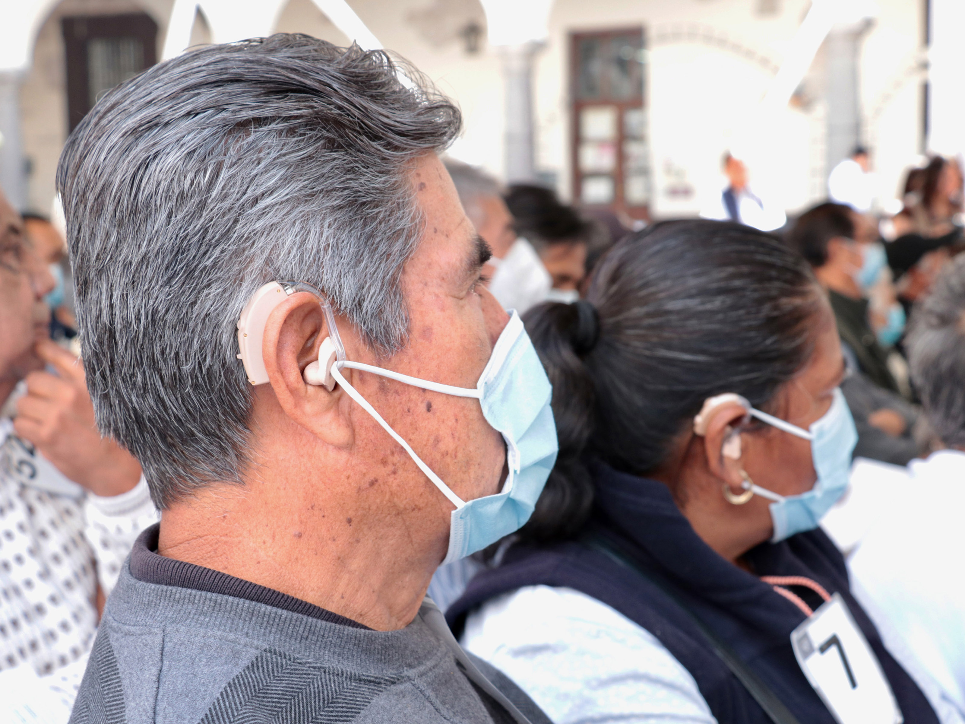 Otorga SEDIF aparatos auditivos a poblanas y poblanos vulnerables