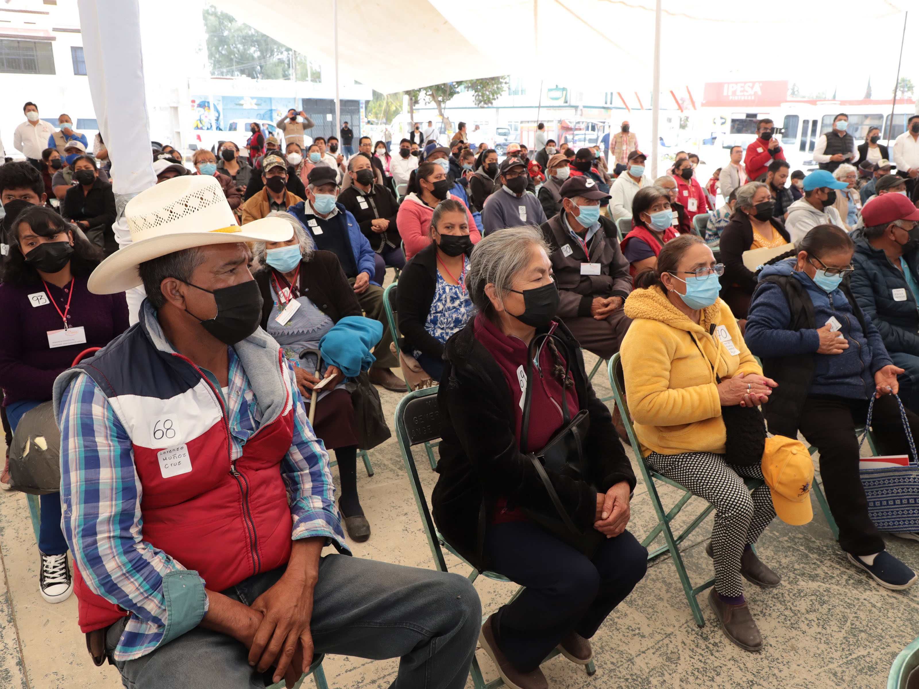 Terrablanquenses reciben aparatos auditivos