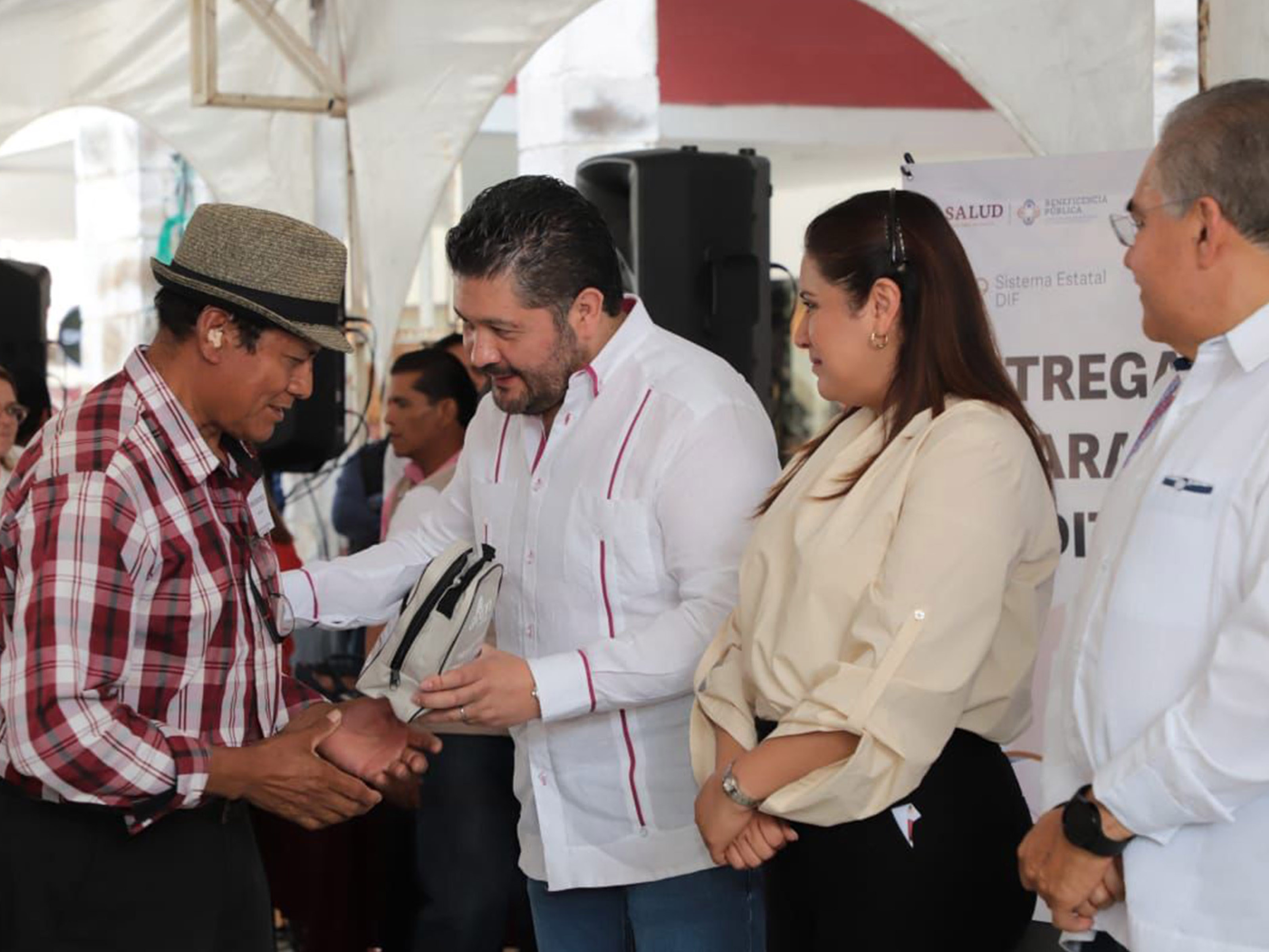 En Huauchinango, entrega SEDIF aparatos auditivos a 125 personas