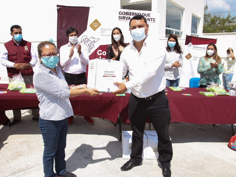 Entrega SEDIF paquetes alimentarios a personal de CAIC y Casa de la Niñez de Tehuacán