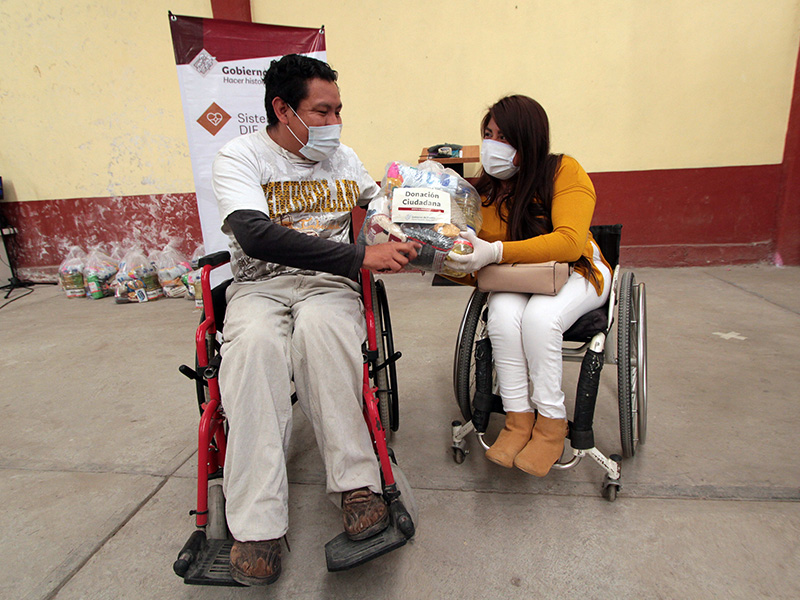 Personas con discapacidad de Tepeyahualco reciben paquetes alimentarios del SEDIF