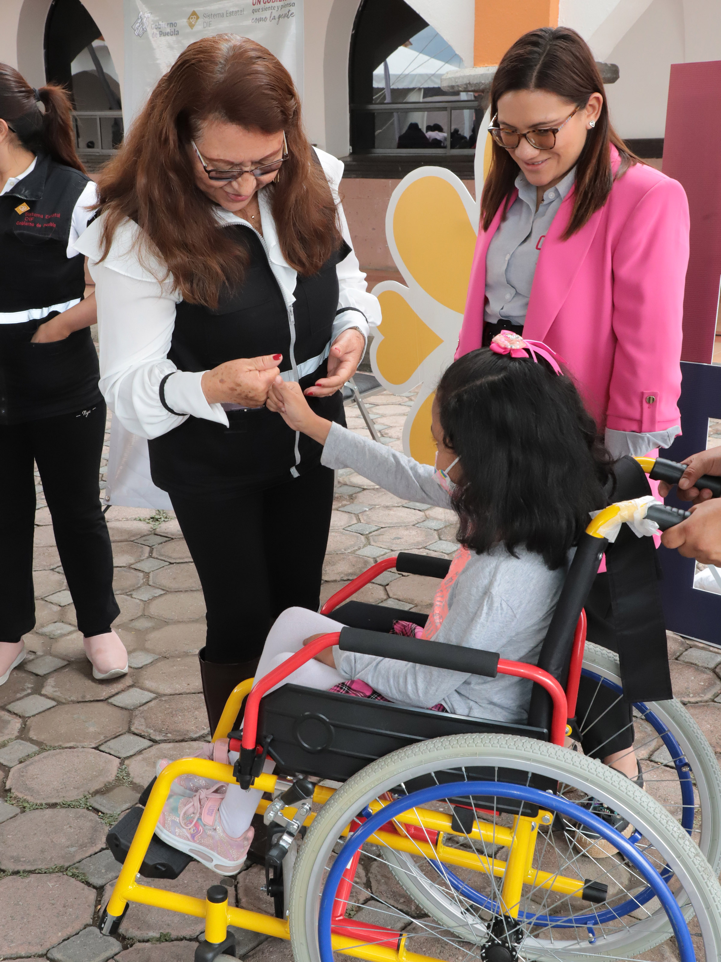 Con sillas de ruedas, SEDIF mejora calidad de vida de infantes