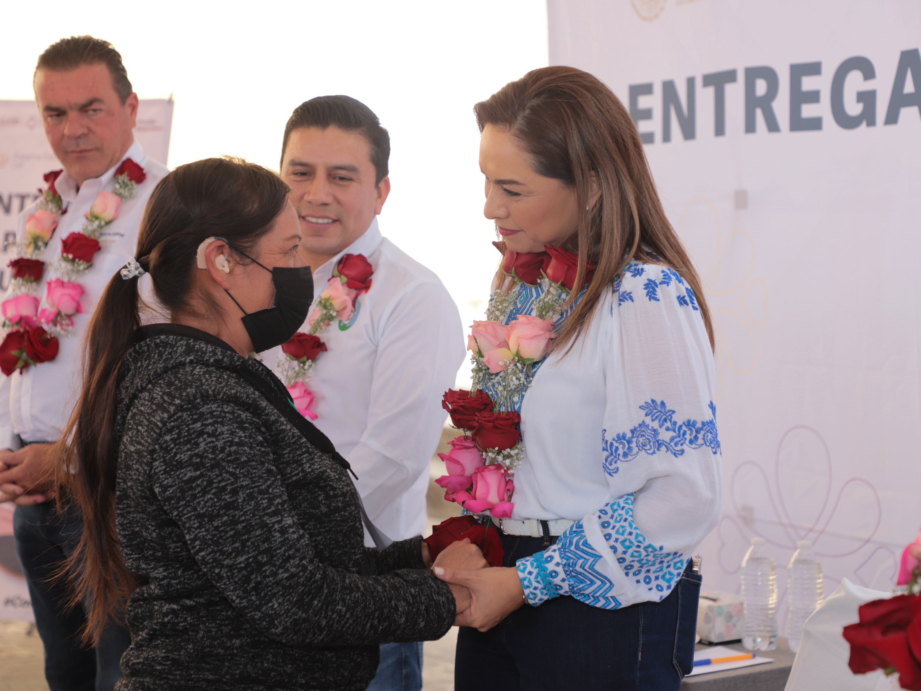 En San Salvador el Seco, SEDIF continúa con entrega de aparatos auditivos