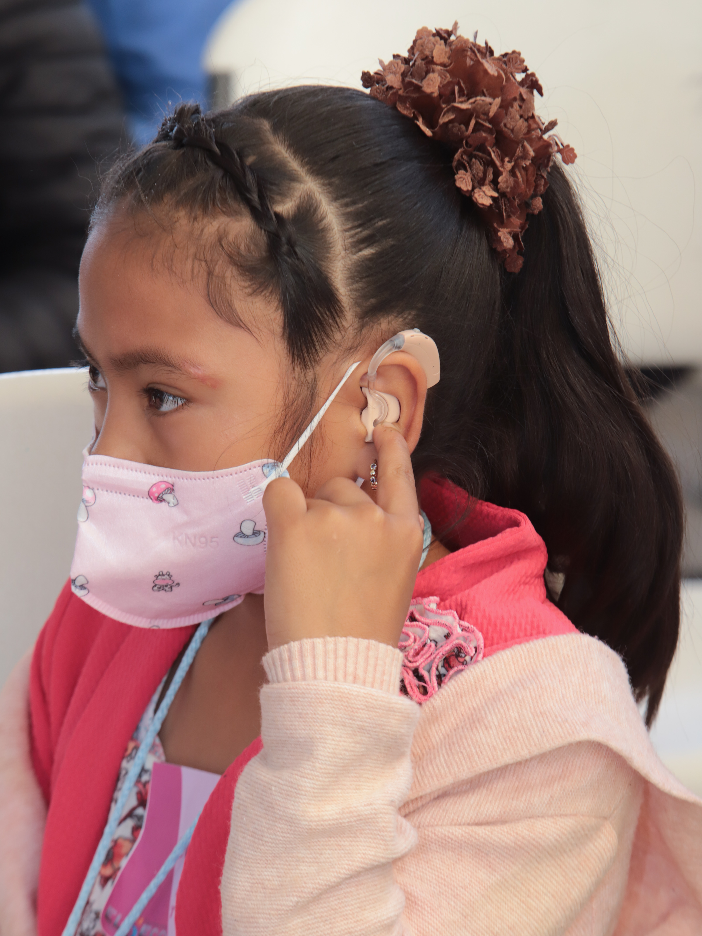 En San Salvador el Seco, SEDIF continúa con entrega de aparatos auditivos