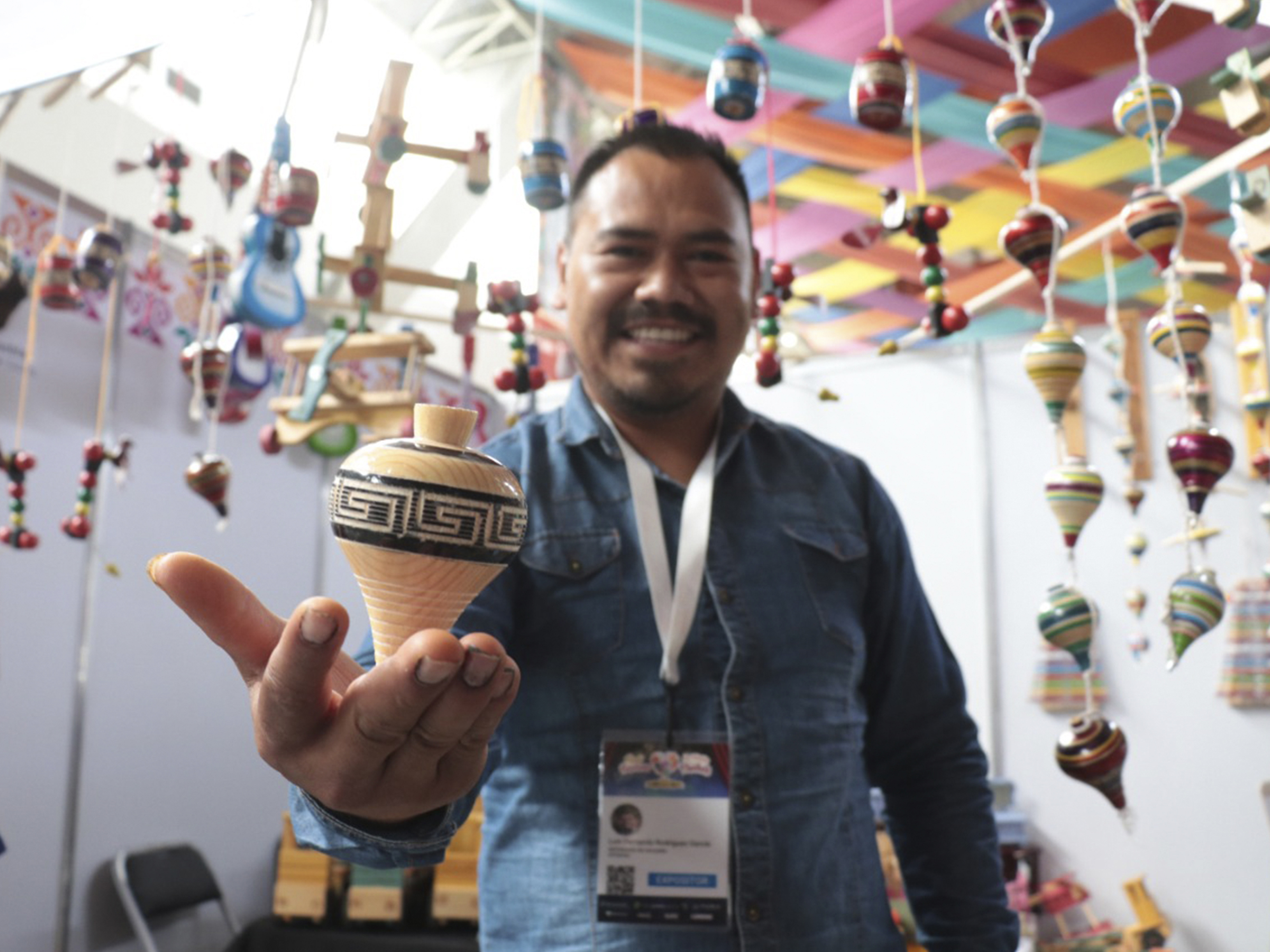 Egresados de CECADE del SEDIF mantienen venta de productos en la Feria de Puebla