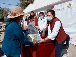 Con paquetes alimentarios, SEDIF beneficia a adultos mayores de Azumiatla