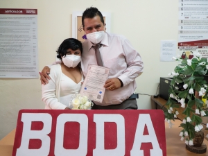 Con entrega de acta de matrimonio, SEDIF brinda certeza jurídica y fortalece unión familiar