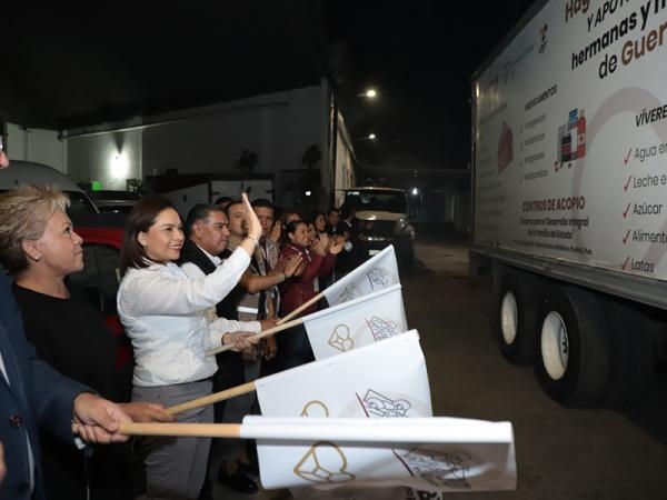 Abandera SEDIF salida de convoy con 35 toneladas de ayuda a Guerrero donadas por SEP