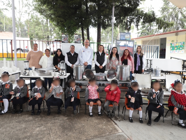 Equipa SEDIF desayunadores escolares en Puebla capital