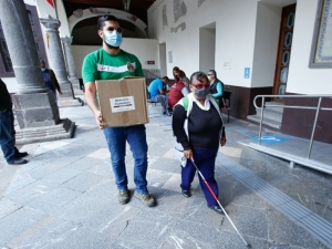 Atiende SEDIF necesidades alimentarias de personas con discapacidad visual