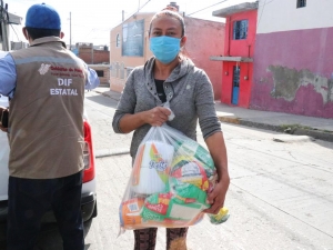 Mantiene SEDIF entrega de paquetes alimentarios y cobertores a familias afectadas de Xochimehuacan