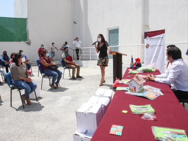 Entrega SEDIF paquetes alimentarios a personal de CAIC y Casa de la Niñez de Tehuacán