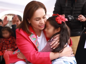 Entregan Sergio Salomón y Gaby Bonilla dispositivos de conducción ósea a infantes