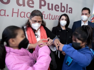 Entrega Rosario Orozco Caballero aparatos auditivos especializados a personas con discapacidad