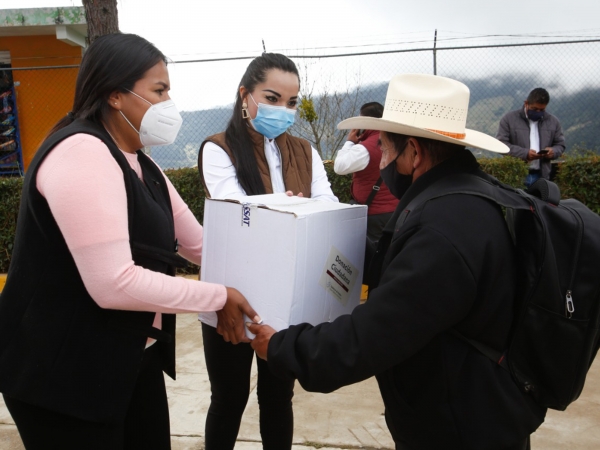 En Zoquitlán y Vicente Guerrero, SEDIF reparte paquetes alimentarios