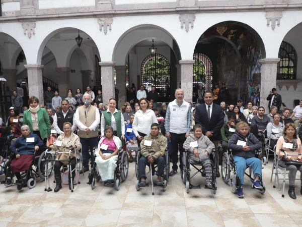 Entrega Gaby Bonilla apoyos a niñas, niños y personas con discapacidad en Teziutlán