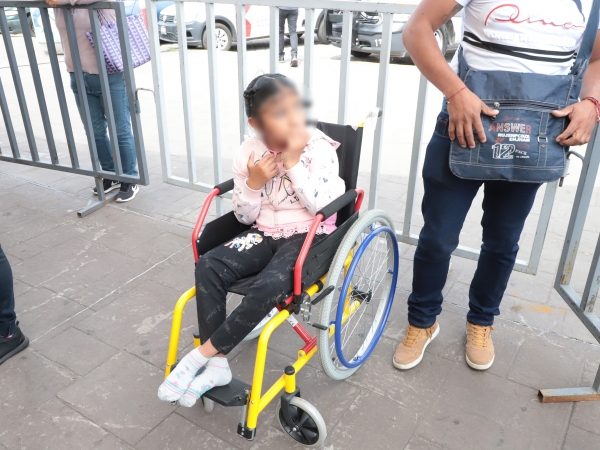 Con sillas especializadas, SEDIF apoya a niños con discapacidad en &quot;Martes Ciudadano&quot;