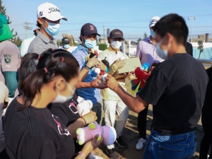 Donan golfistas profesionales material escolar al SEDIF