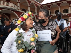 En Sierra Negra, SEDIF entrega aparatos rehabilitatorios y equipamiento