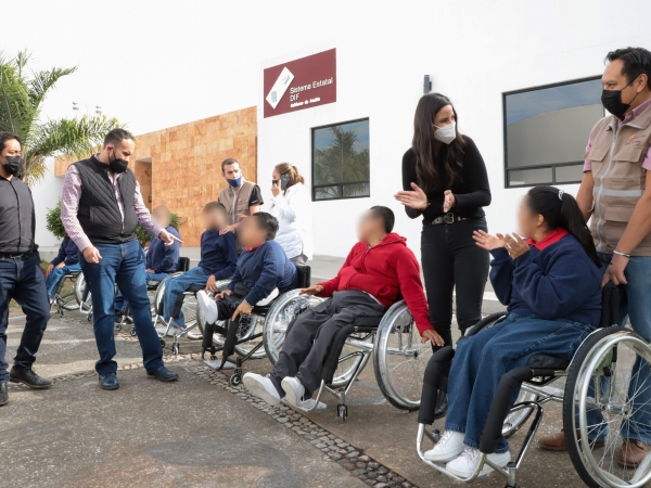 Con sillas de ruedas, SEDIF beneficia a niñas y niños de casas de asistencia
