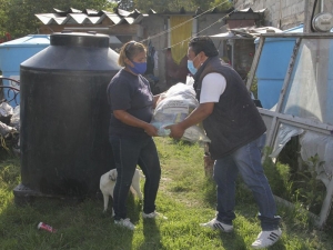 Entrega SEDIF apoyos a familias de Flor Batavia afectadas por lluvias