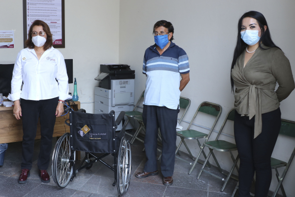 Continúa SEDIF con entrega de sillas de ruedas en la capital del estado