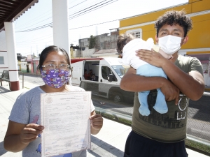 Este gobierno sí trabaja a favor de la población, expresa beneficiaria del SEDIF