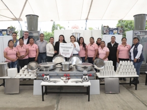 Encabeza Gaby Bonilla entrega de apoyos en Santo Tomás Hueyotlipan