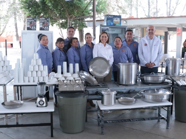Equipa SEDIF desayunadores escolares de tres instituciones educativas