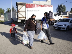 Entrega SEDIF apoyos a familias que perdieron sus viviendas en Xochimehuacan