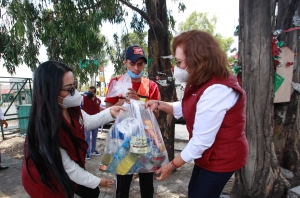 Entrega SEDIF apoyos alimentarios a personas que laboran en cruceros viales de Puebla