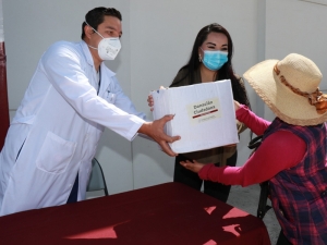 Agradecen al SEDIF familias de pacientes del HNP por recibir paquetes alimentarios