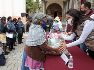 En San Miguel Canoa, SEDIF entrega apoyos alimentarios a adultos mayores