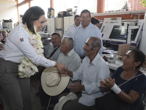 Entrega Gaby Bonilla equipamiento y aparatos rehabilitatorios en la Mixteca poblana