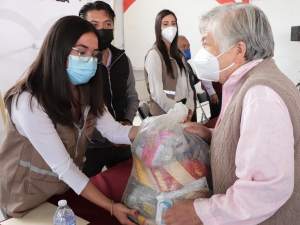 Entrega SEDIF paquetes alimentarios en San Felipe Hueyotlipan