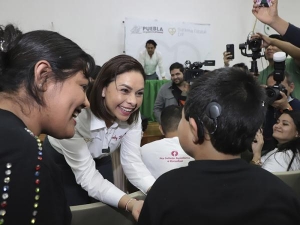 Entrega Gaby Bonilla aparatos “Cocleares y AdHear” en Hospital del Niño Poblano